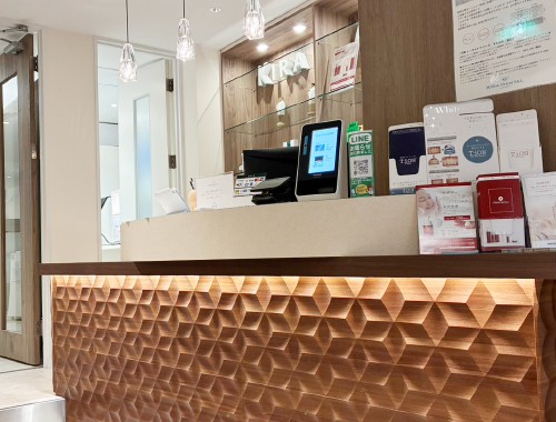 内装工事後のKiraDentalClinic五反田の受付カウンター
